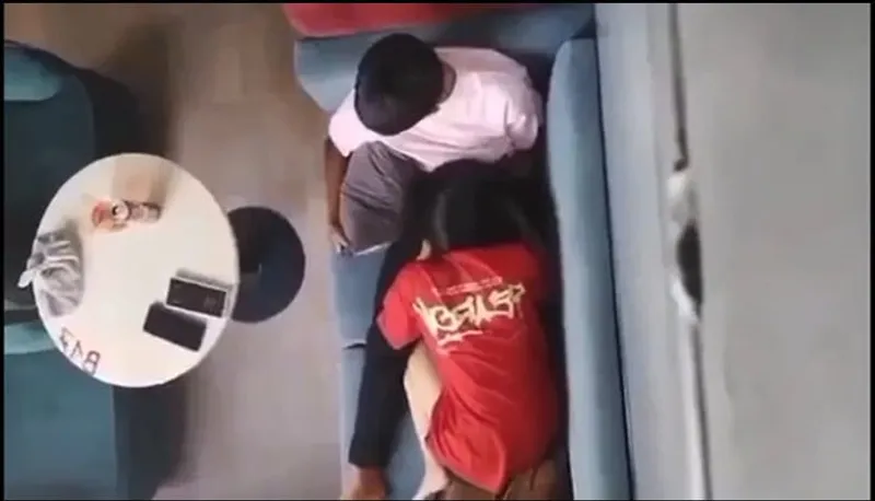 Quay lén bạn gái mút mút cho con ghệ nơi công cộng