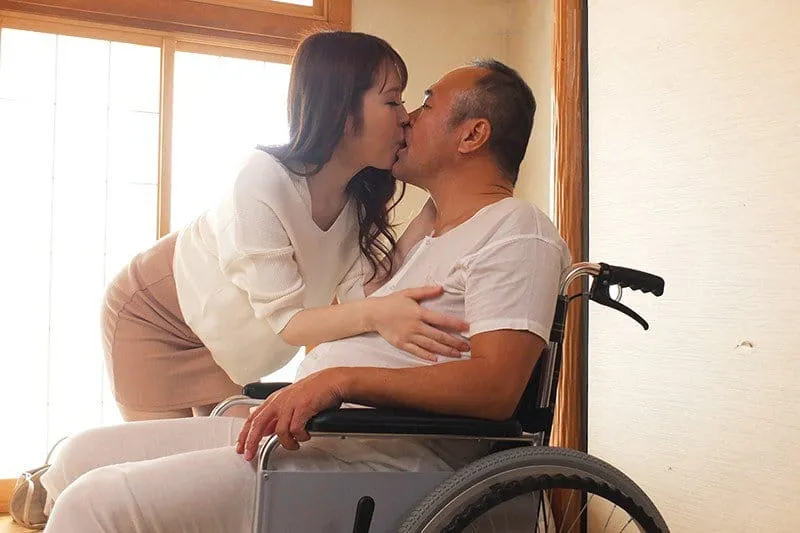 Vợ sắp cưới của con trai hiếu thảo chăm sóc bố chồng yêu tàn tật