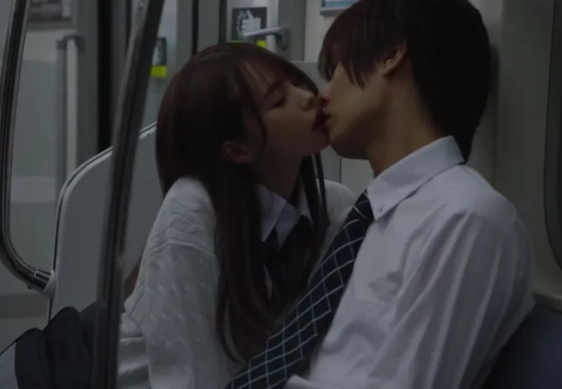 Em học sinh tò mò hôn lén chàng trai đang ngủ trên chuyến tàu điện