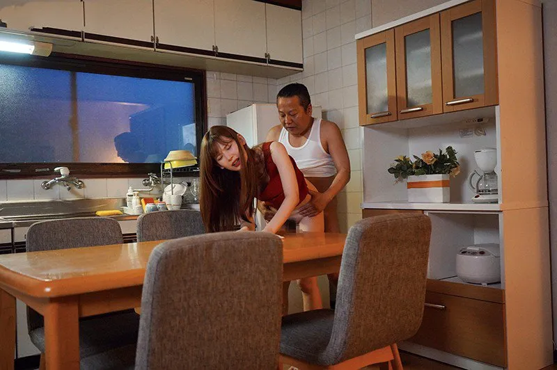 Con nhỏ bị ông chồng mới của mẹ đụ mỗi ngày, cho dù đã có người yêu