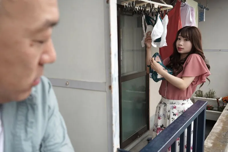 Gã gần nhà chuyên soi mói và cặp vợ chồng thường xuyên rên la quá to