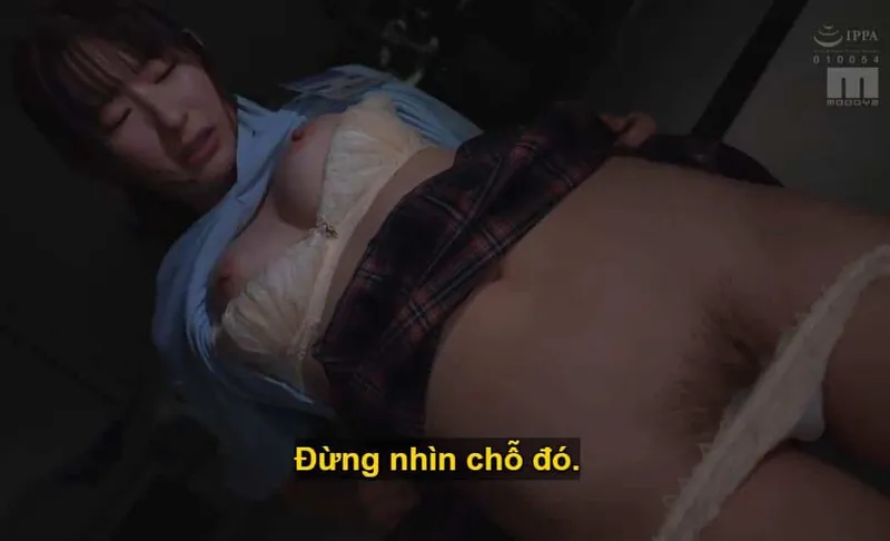 Ông sếp lập mưu "yêu đương" cô nhân viên dưới quyền kiêu kỳ lười nhác, suốt ngày bận rộn chat chit cùng người yêu.